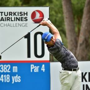 Turkish Airlines Challenge’da hava şartları nedeniyle ara verilen oyun saat 18:00’de kaldığı yerden başladı. Devam eden müsabakada havanın kararmasından dolayı oyunu bitmedi. Oyuncular turnuvaya yarın sabah 08:00-10:00 saatleri arasında devam ederek, 2. raund müsabakasını tamamlayacaklar. 2. raund sonundaki elemede dereceye giren oyuncular, son iki raundda mücadele etmeye hak kazanacaklar. 