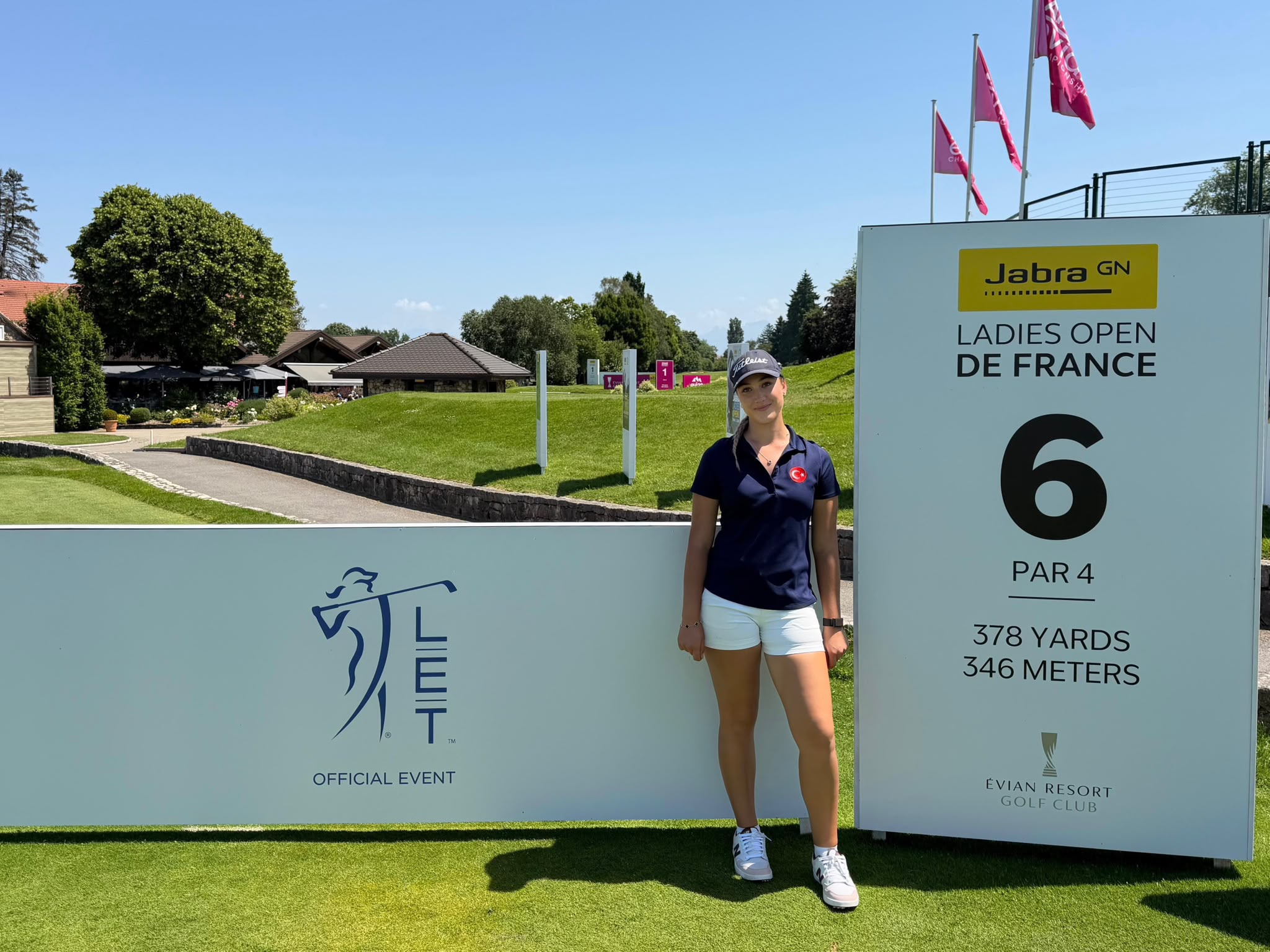 Milli Sporcumuz Deniz Sapmaz, Ladies European Tour kapsamında düzenlenen Jabra Ladies Open Turnuvası’nda yarışacak ilk Türk sporcu olarak tarihe geçti!